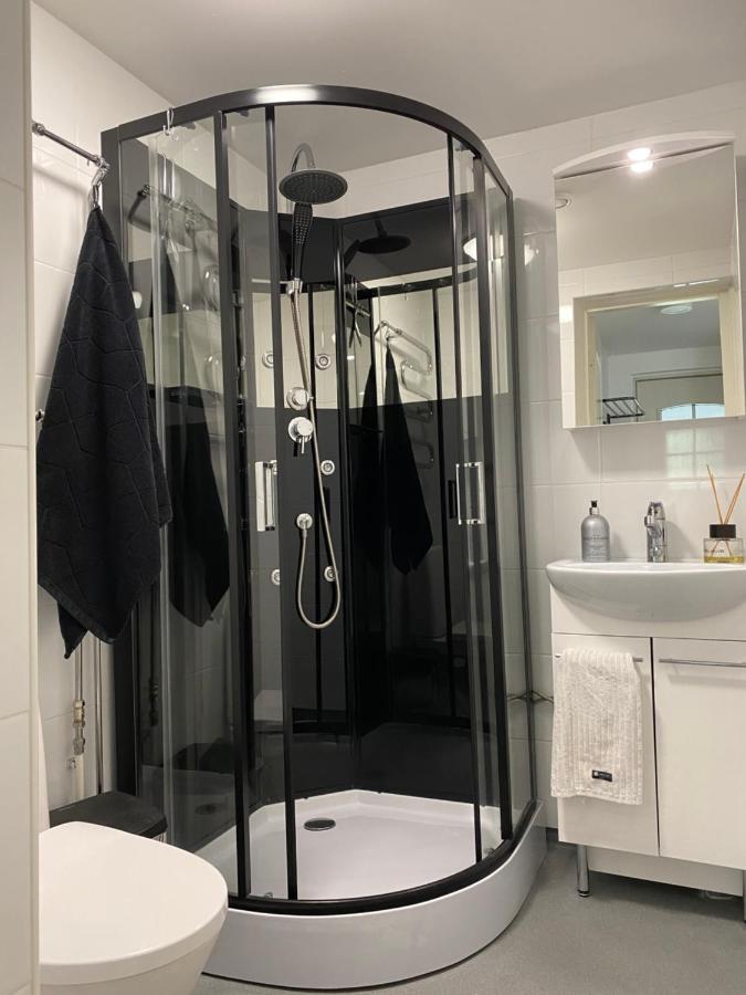 Modern Apt - King-Size Bed - Wifi -Self Check In Apartment Rovaniemi Ngoại thất bức ảnh